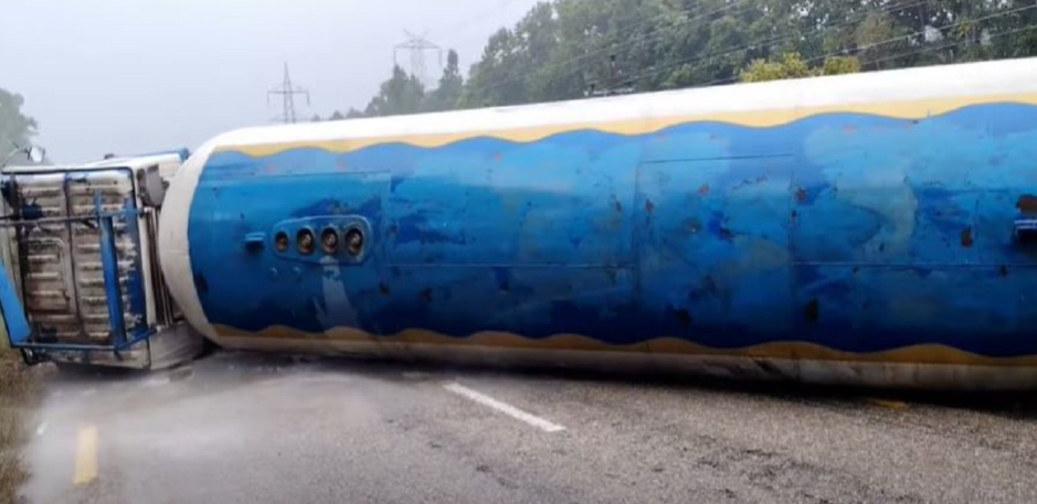 पूर्व–पश्चिम  राजमार्ग  बिहानदेखि पूर्णरूपमा अवरुद्ध