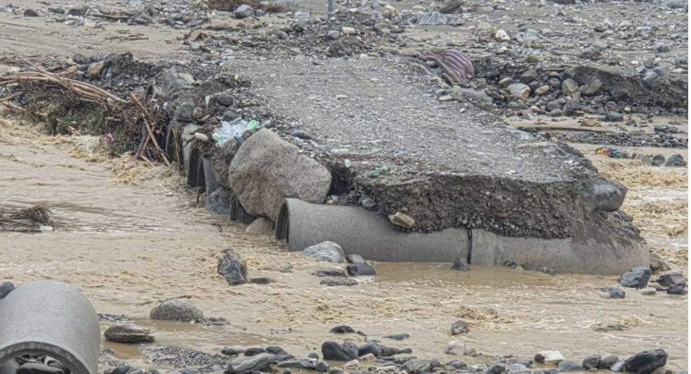 रोशी खोलाको डाइभर्सन बगाउँदा पूर्व आउने यातायात अवरुद्ध
